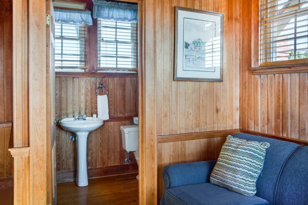 The Castle Bed And Breakfast Ocracoke Esterno foto